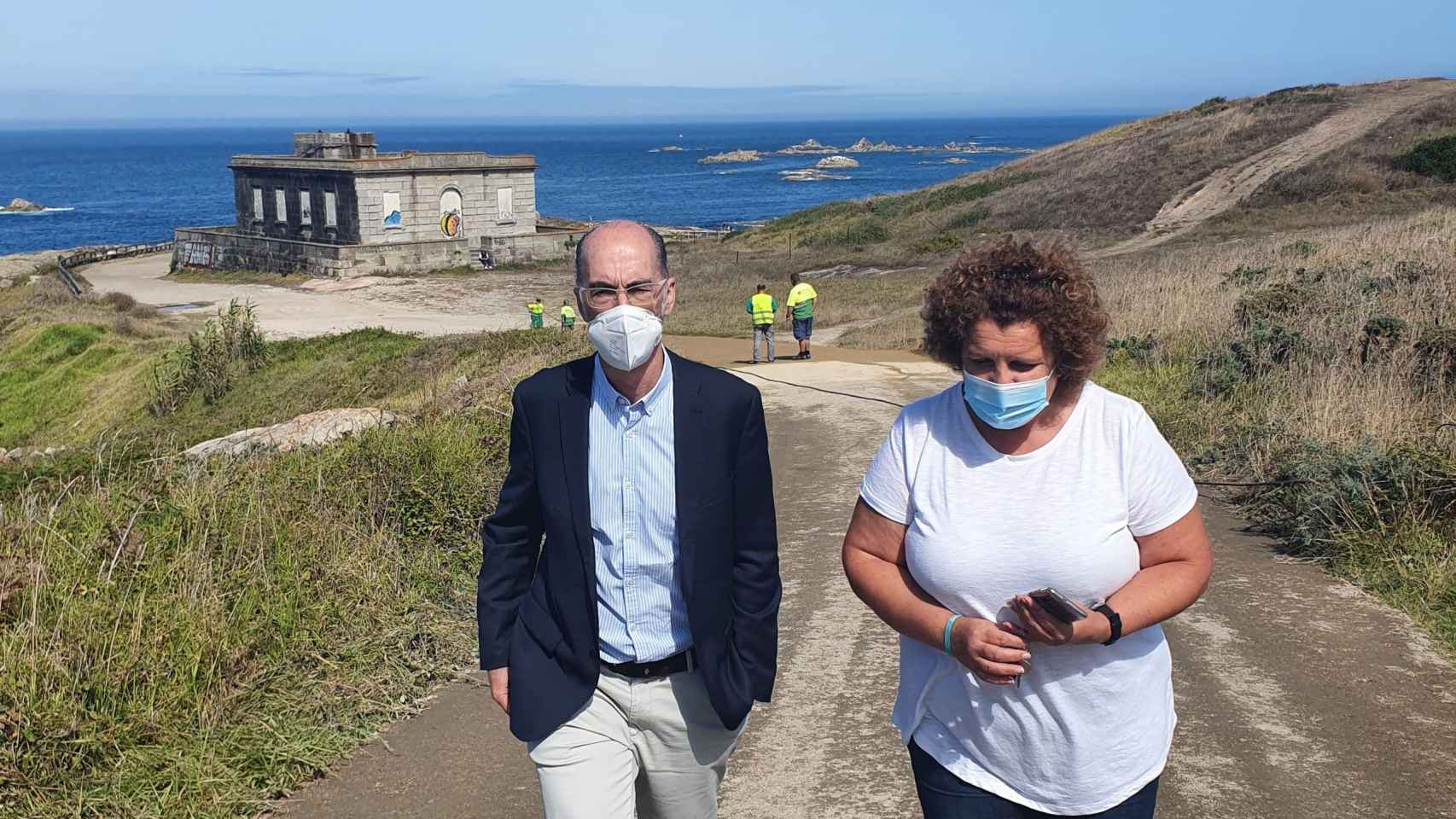 El presidente del Puerto de Vigo junto a la patrona mayor de la cofradía de pescadores La Anunciada de Baiona.