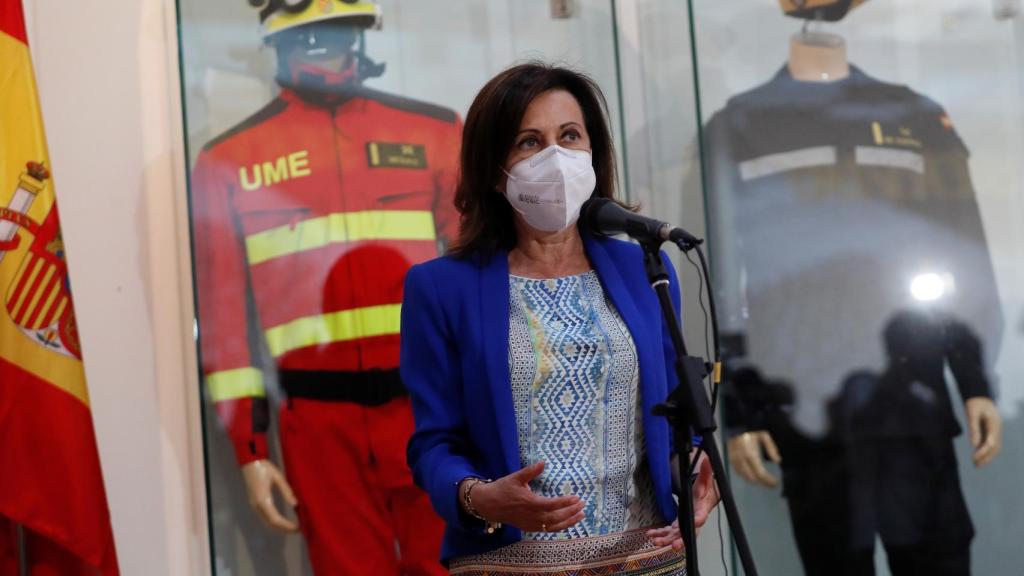 La ministra de Defensa, Margarita Robles, en la base de la UME.