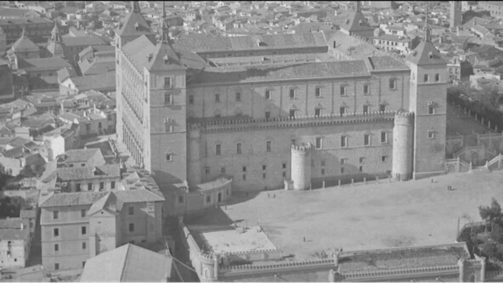 Una foto de Luis Ramón Marín en la que se aprecia a la perfección que el edificio estaba adosado al Alcázar