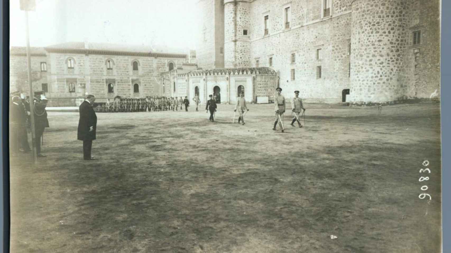 A finales del s. XIX se construyó un paso curvo que conectaba el antiguo convento con el torreón sureste del Alcázar