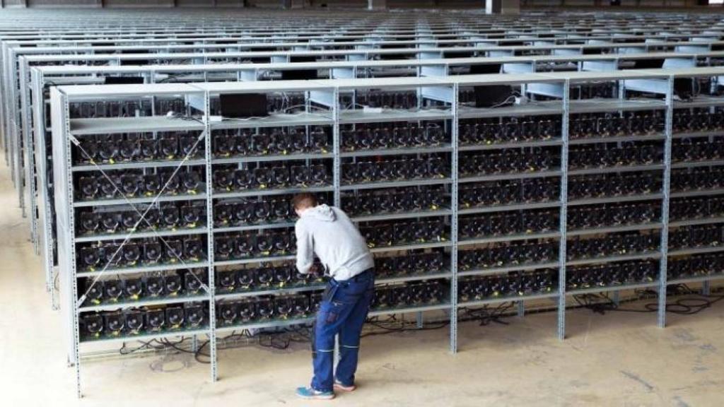 Una granja de superordenadores para minería de criptomonedas.