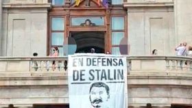 Cuelgan una pancarta pro Stalin en el Ayuntamiento de Valencia el día de las víctimas del estalinismo.