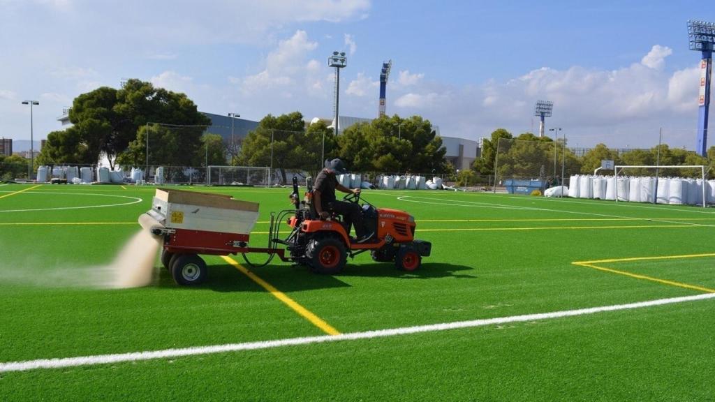 Reparación del césped en el campo del Tossal en Alicante.