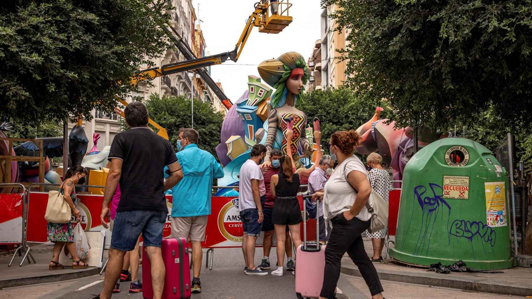 La Comunidad Valenciana sale del riesgo extremo por Covid. En la imagen, turistas llegan a Valencia.