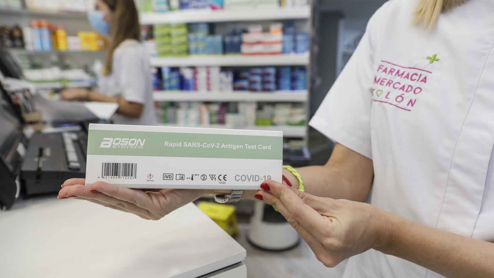 Una caja con un test de antígenos de autodiagnóstico de la Covid-19 en una farmacia.