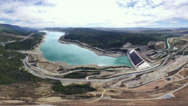 Panorámica del embalse de Yesa.