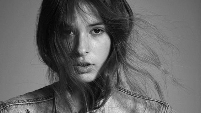 Dora protagonizó la campaña de Levi's x Davidelfin en 2018 fotografiada por su tío Gorka Postigo.