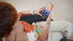 Mujer usando un Samsung Galaxy Z Flip 3