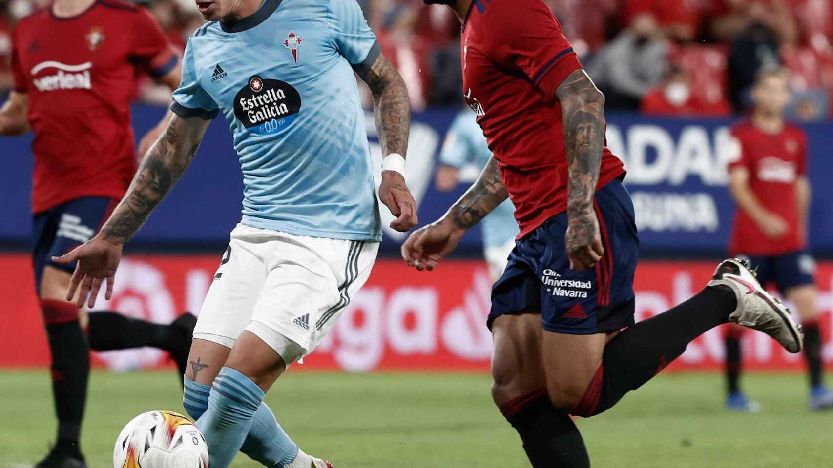 Santi Mina y Aridane, durante el Osasuna - Celta de Vigo de la jornada 2 de La Liga