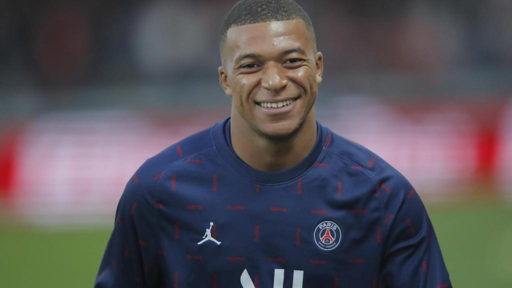 Kylian Mbappé, en un calentamiento con el PSG