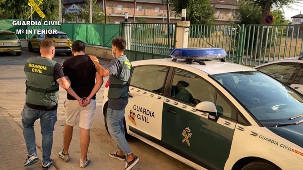 El detenido junto a dos agentes de la Guardia Civil