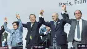El ex secretario general de la ONU, Ban Ki-moon, y varios líderes mundiales en la ceremonia de clausura de la COP21 en París en 2015.