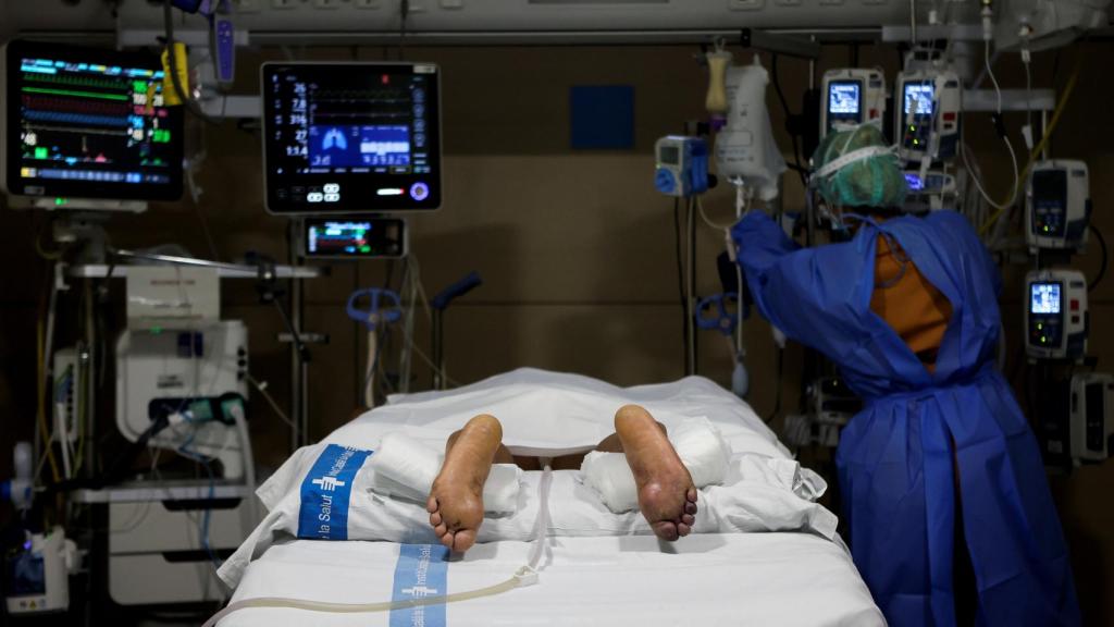 Personal del Hospital del Vall d'Hebron de Barcelona atiende a un paciente.