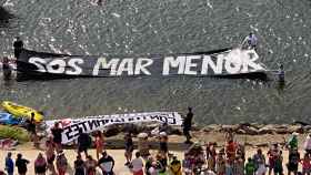 Una pancarta pidiendo ayuda a la situación del Mar Menor.