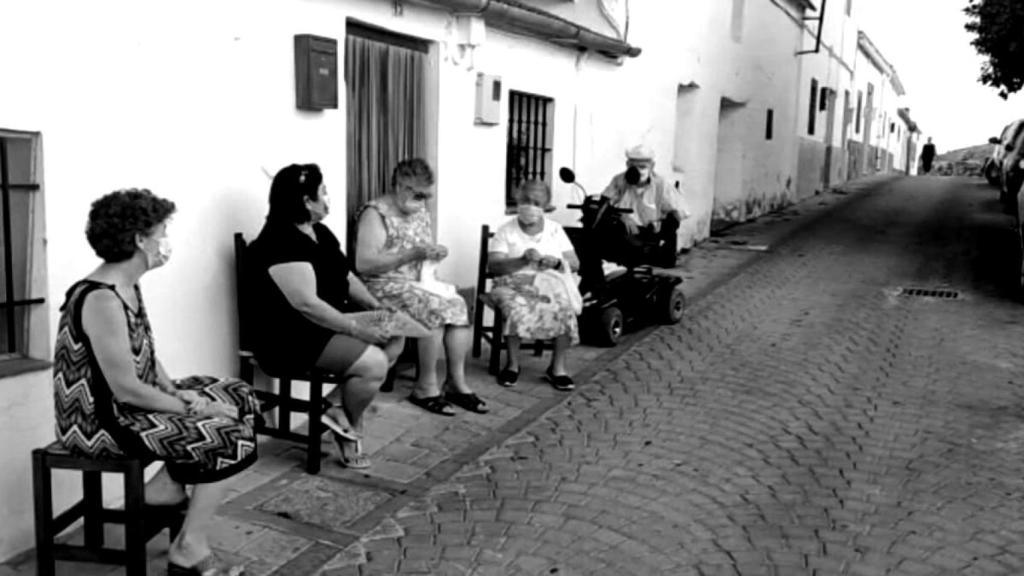 Una imagen de vecinos de un pueblo en la puerta de sus casas.