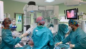 Un cirujano utiliza el robot Da Vinci en Málaga.