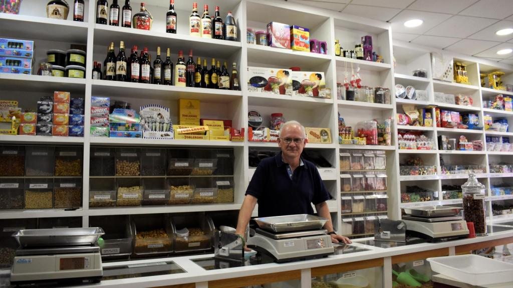 Zacarías Hermoso Repiso, uno de los cuatro fundadores de Aperitivos Zali, posa en el interior de la tienda.