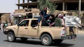 Un vehículo de tipo pick-up con una patrulla de talibanes.