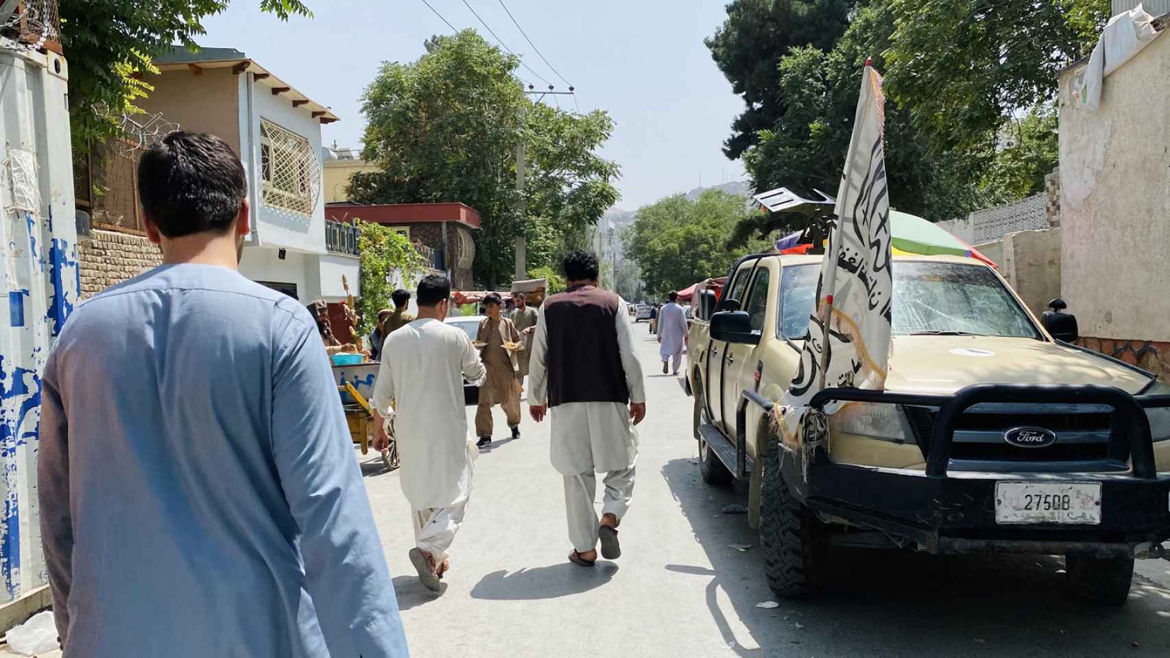 La bandera de los talibanes en primer término en este vehículo patrulla.