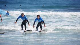 Art Surf Camp: Así se vive la experiencia del surf en Razo (A Coruña)