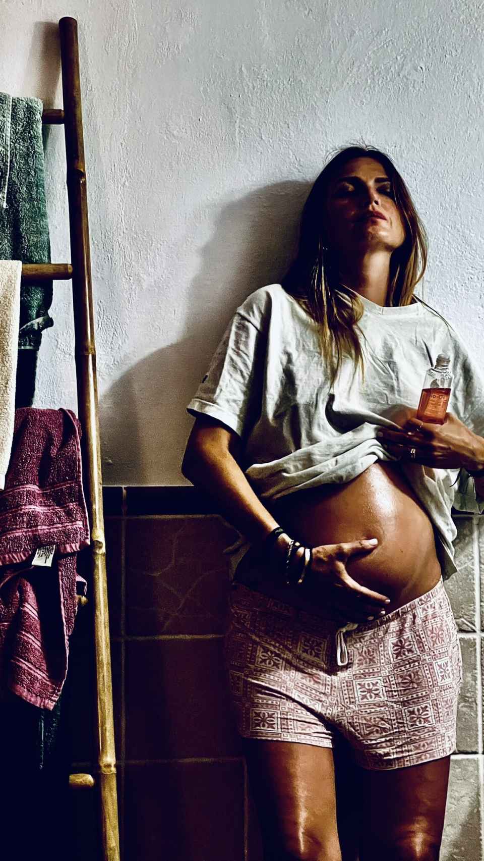 Cristina Parejo, luciendo su barriga de embarazada.