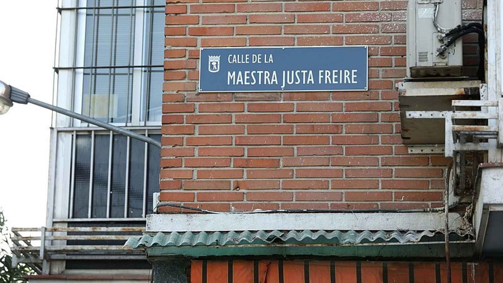 Placa de Justa Freire retirada en Madrid.