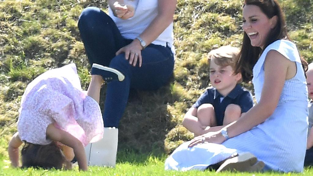 Kate con George y Charlotte, durante un torneo de polo benéfico en Tetbury, Gloucestershire.