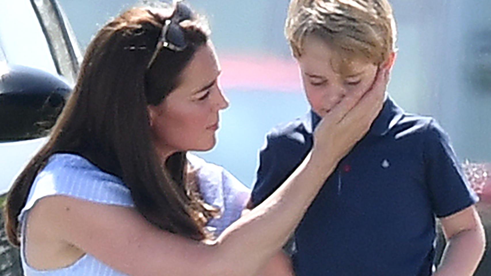 Un cariñoso gesto de la Duquesa hacia su hijo mayor, George.