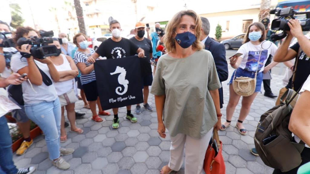 La vicepresidenta Ribera recibida por activistas en la puerta del Ayuntamiento de Los Alcázares.