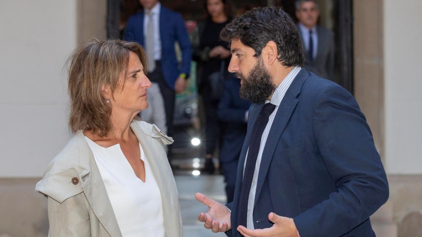 La ministra Teresa Ribera con el presidente murciano, Fernando López Miras.