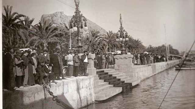 La escalinata que se construyó en 1908 se mantuvo hasta los años 60, cuando se reformó el paseo del puerto.