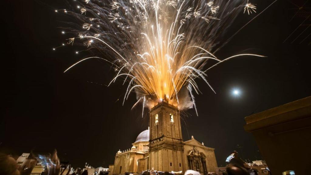 La Palmera de la Virgen, desde la basílica de Santa María, supone el broche final a la Nit de l'Albà de Elche