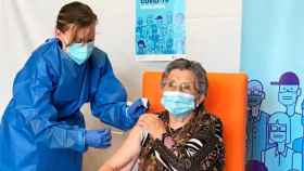 Una sanitaria administrando una vacuna de Pfizer a una señora mayor en Lleida.