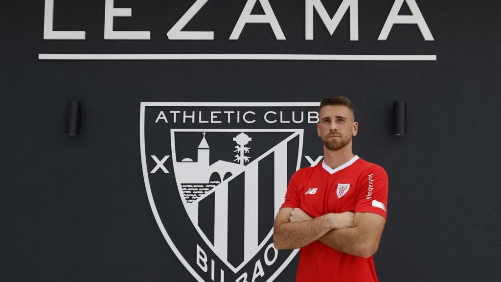 Unai Simón, junto al escudo del Athletic en Lezama