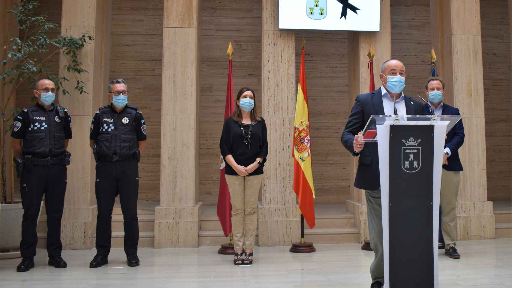 El alcalde de Albacete, Emilio Sáez, durante la lectura de la declaración institucional