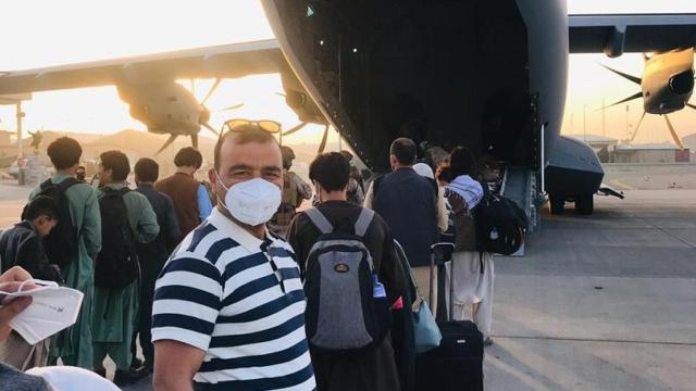 Hayatullan Sadiqi en el aeropuerto de Kabul, en el momento de tomar el vuelo militar a España.