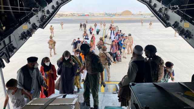Afganos españoles abordan un A400 del Ejército del Aire en Kabul durante una de las evacuaciones.
