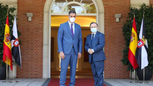 El presidente del Gobierno, Pedro Sánchez, recibe al presidente de la Ciudad Autónoma de Ceuta, Juan Jesús Vivas, en La Moncloa.