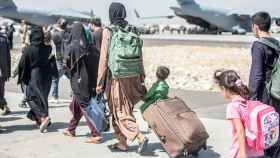 Familias evacuadas por EEUU en el aeropuerto de Kabul. Efe