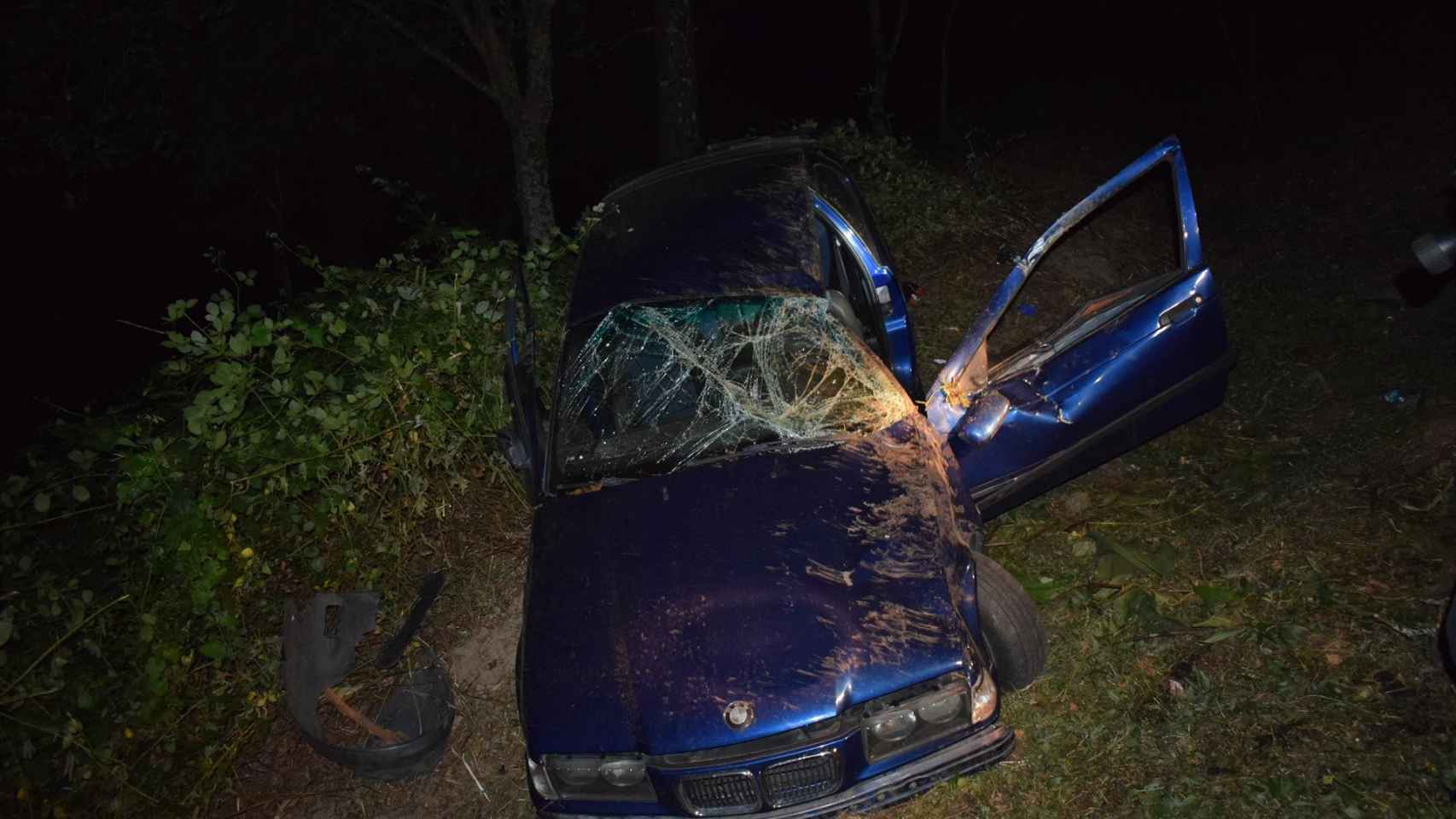 Vehículo accidentado al caer por un terraplén.