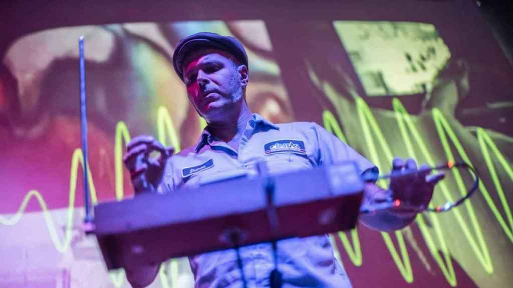 Paulo Pascual durante una actuación con su theremin.