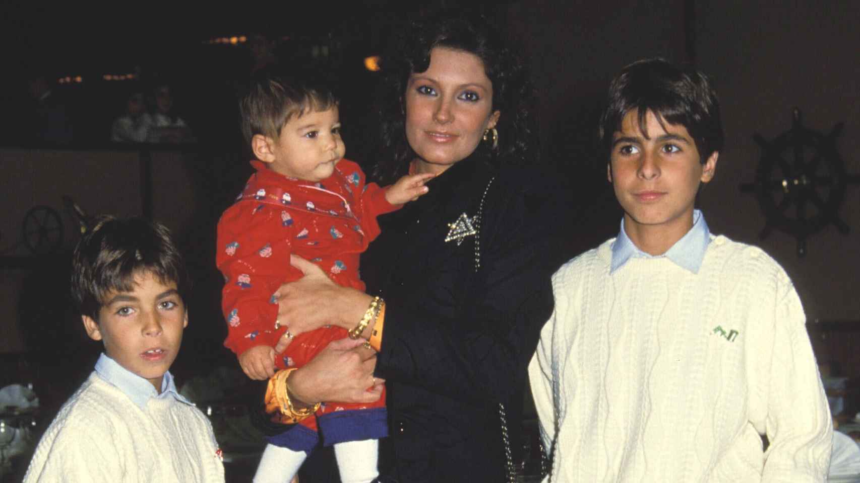 Julián Contreras, con sus hermanos mayores y su madre, Carmina Ordóñez, en 1980.
