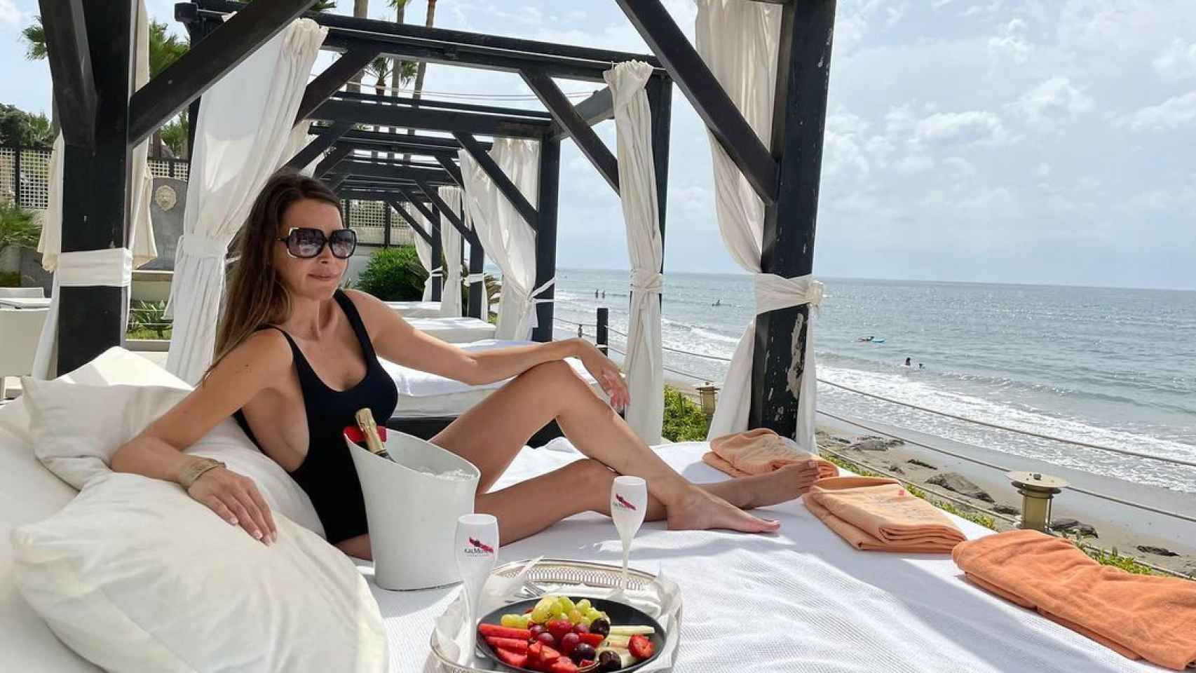 Esther Doña disfrutando de las vistas del 'beach club' La Cabane.