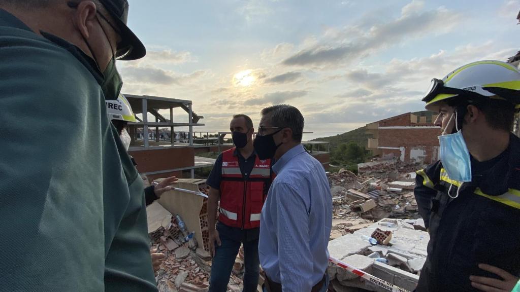 Los bomberos siguen con las labores de búsqueda de la persona desaparecida.