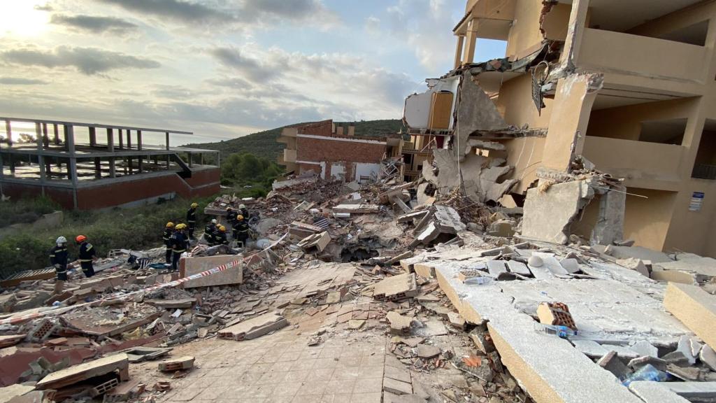 Algunas personas habrían salido por su propio pie del edificio tras la aparición de ruidos y grietas.