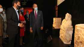 Las autoridades españolas e italianas ante la figura que simboliza la exposición sobre los etruscos en el Marq.