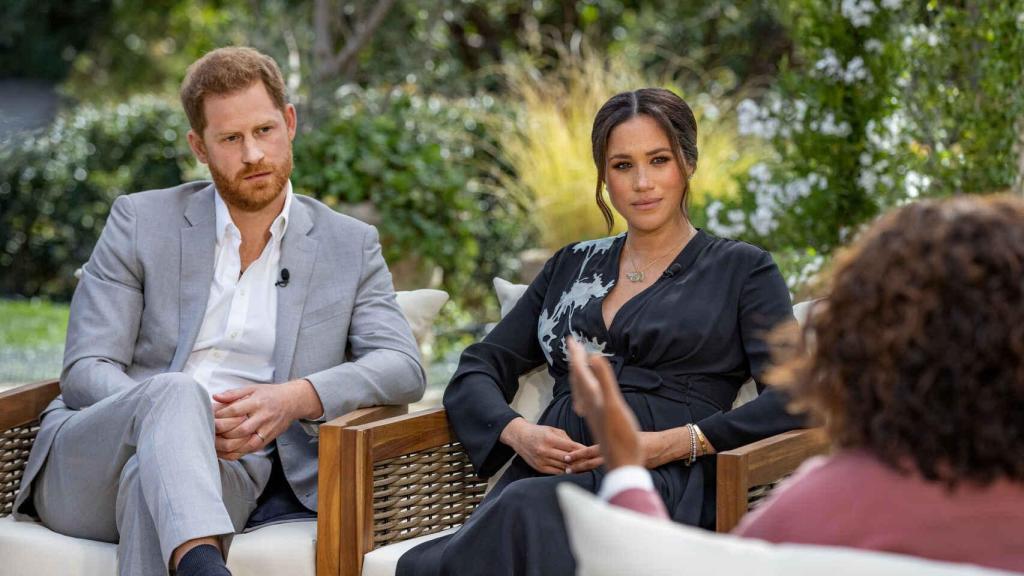 Meghan Markle y el príncipe Harry, durante su entrevista con Oprah Winfrey.