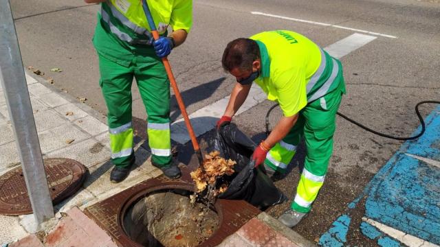 Limpian los imbornales en Toledo ante la previsión de lluvias