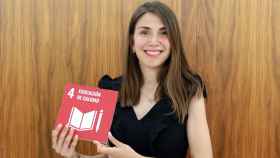 Irene Larriba sujeta el cartel del Objetivo de Desarrollo Sostenible número 4 sobre educación de calidad.