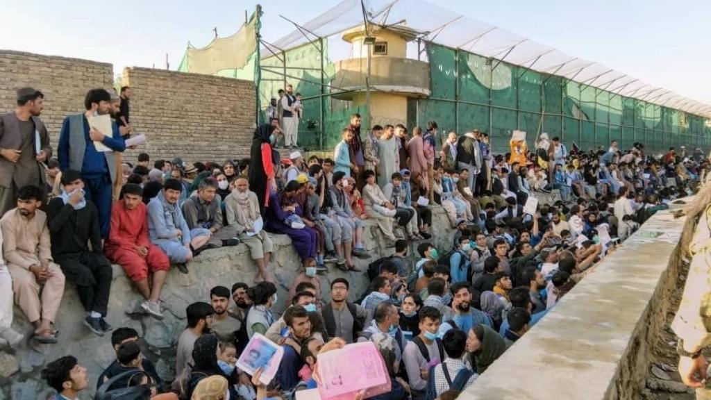 Miles de personas esperan a las puertas del aeropuerto de Kabul.